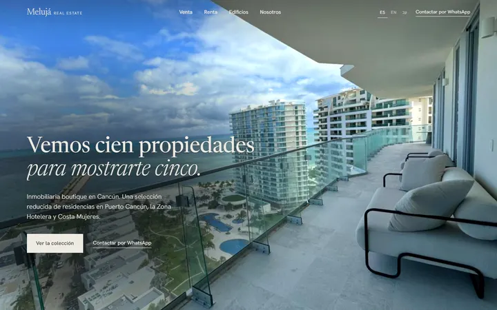 La portada de melujaestate.com en la compu: un balcón frente al mar en Puerto Cancún y el titular Vemos cien propiedades para mostrarte cinco.