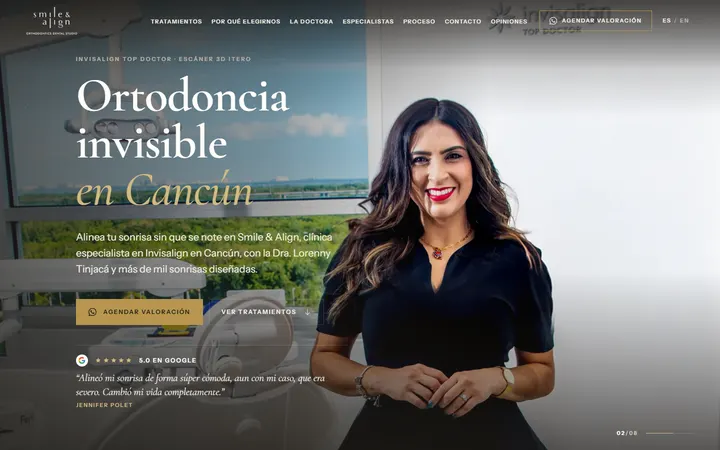 La portada de smileandaligncancun.com en la compu: la doctora sonriendo en su consultorio y el titular Ortodoncia invisible en Cancún.